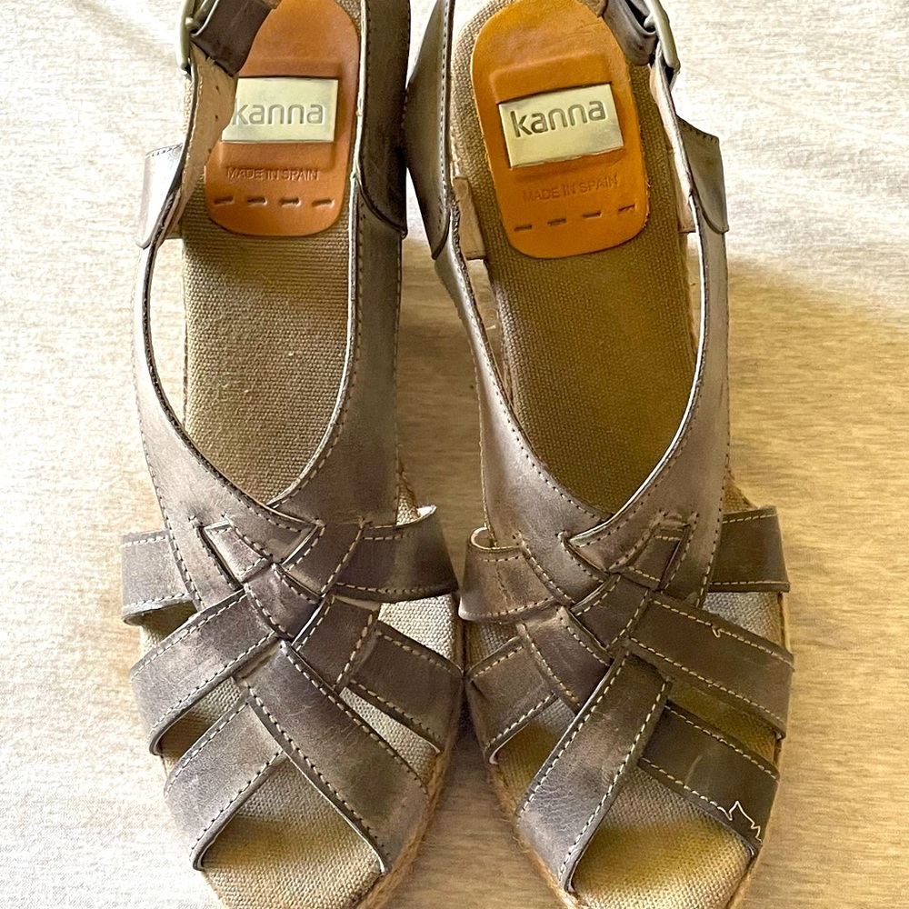 Kanna brand size 41 mocha/taupe brown 3” wedge sandals